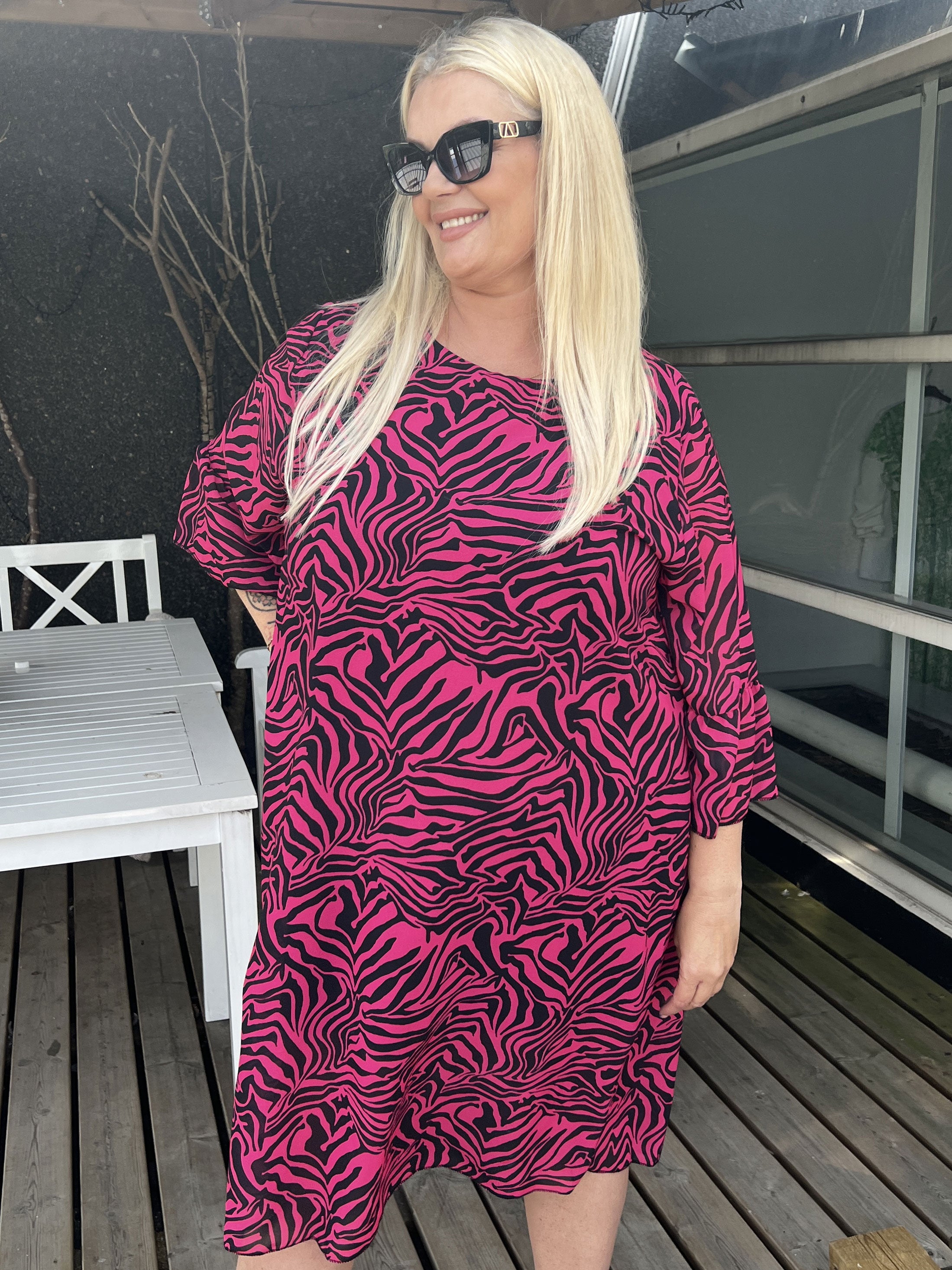 Olive - Zebramønstret kjole med fint ærme i plus size